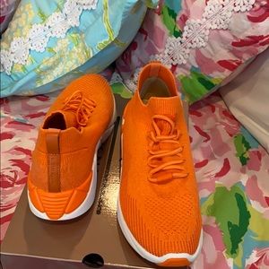 Sketchers orange never worn